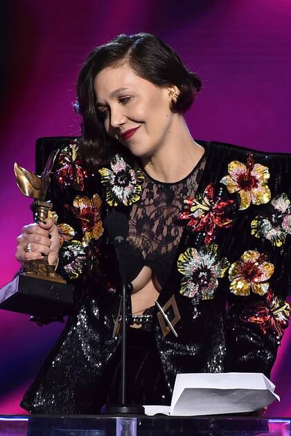 De lo más elegante lució Maggie Gyllenhaal, con uno de los premios que se llevó La hija oscura, su debut como directora