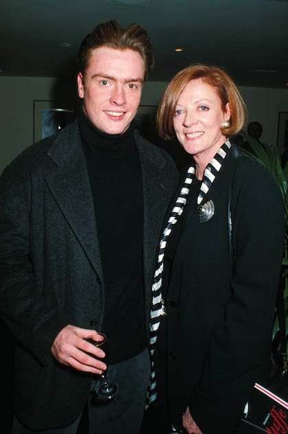 Maggie Smith y su hijo actor Toby Stephens, en Londres