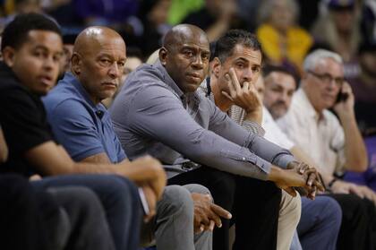 Magic Johnson, dirigente de los Lakers, multado por elogiar a un rival
