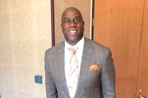 Ejemplar: Magic Johnson donará 100 millones a los excluidos de la ayuda estatal