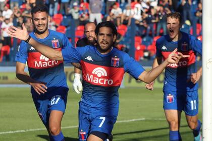 Magnín marcó el 1-0 de penal para Tigre