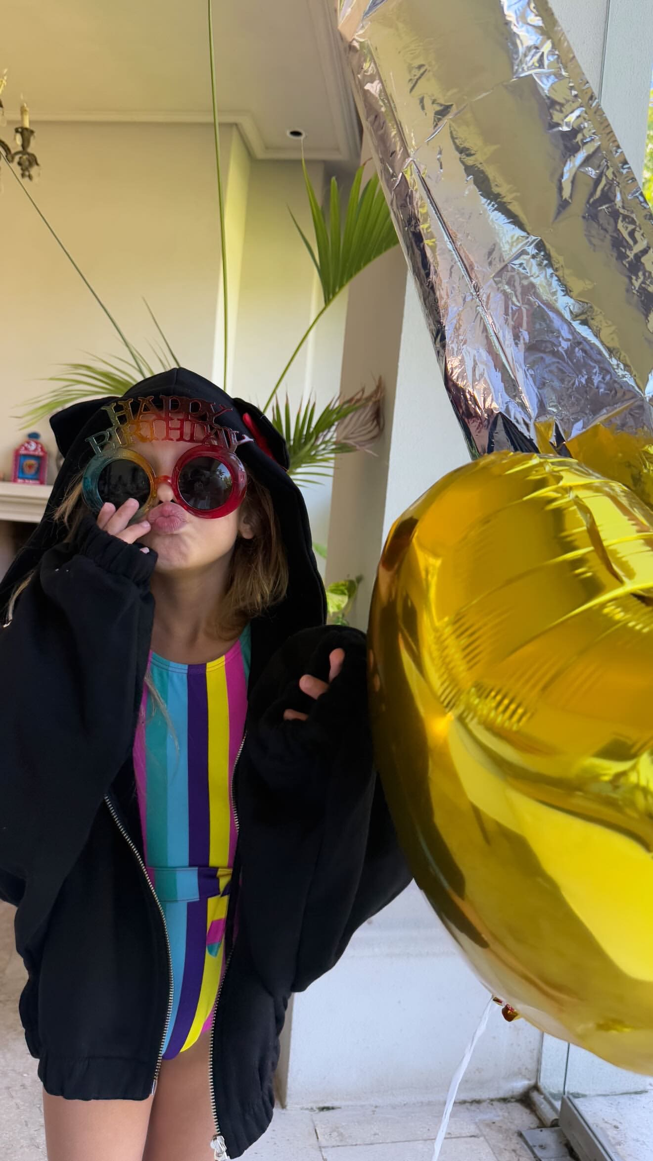 Magnolia pasó su tarde de cumpleaños con su madre y sus hermanos (Foto: Instagram @sangrejaponesa)></div><div><br></div><div>Después, Eugenia presentó un resumen de lo que sucedió durante el día del cumpleaños de Magnolia. Una tarta de frutillas, acompañada de una velita y una bengala, fue distribuida en una tabla, acompañada de un plato de chipás, un budín de chocolate, un plato con alfajores y brownies, y un jugo. Posteriormente, apareció Marcelo ’Mancha’ La Torre, un amigo cercano de la actriz y padrino de Magnolia, con un obsequio especial que cautivó a su amiga: una decoración de globos y una tarta casera con frutas cortadas y adornadas con diversas figuras de Hello Kitty.<br><br>Para soplar las velitas, Suárez situó las dos tortas en la mesa del jardín y todos se juntaron para cantarle 