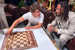 Magnus Carlsen, figura consagrada del ajedrez mundial, con el MVP de la NBA Derrick Rose, socios en el deporte de los trebejos y los escaques