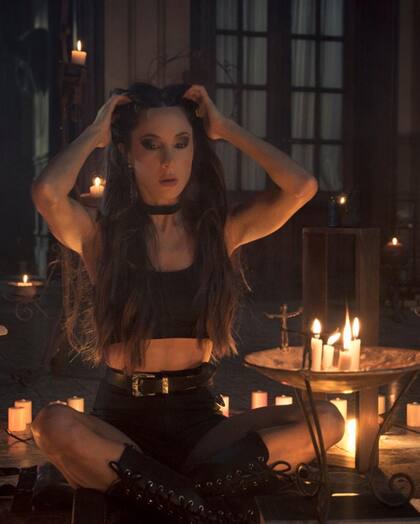 Magui Bravi en una escena del film de terror The 100 Candles Game