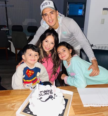 Magui Olave con sus hijos y su esposo, el futbolista Matías Suárez (Foto: Instagram @matisuarez88)