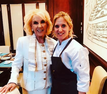 Magui Piaggio, chef de Restó SCA, junto a una comensal de lujo, Mirtha Legrand