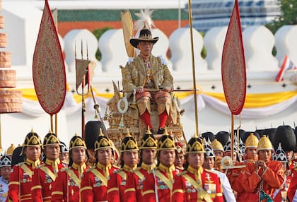Maha en 2019, durante su coronación. Siguiendo las tradiciones de
Tailandia, lo llevaron en procesión en palanquín por toda la ciudad de Bangkok.
