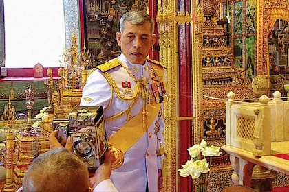 Maha, posa rodeado del oro de la Corona de Tailandia. 