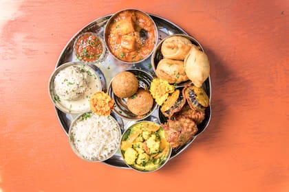 Maha thali, combinación de manjares indios que incluye curry de vegetales, chapatis, arroz basmati, samosas y panir.