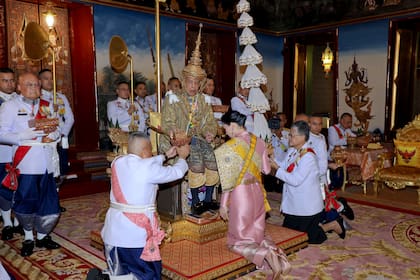 Maha Vajiralongkorn, en el trono, realiza rituales mientras la reina Suthida rinde homenaje cuando es oficialmente coronado rey en el Gran Palacio