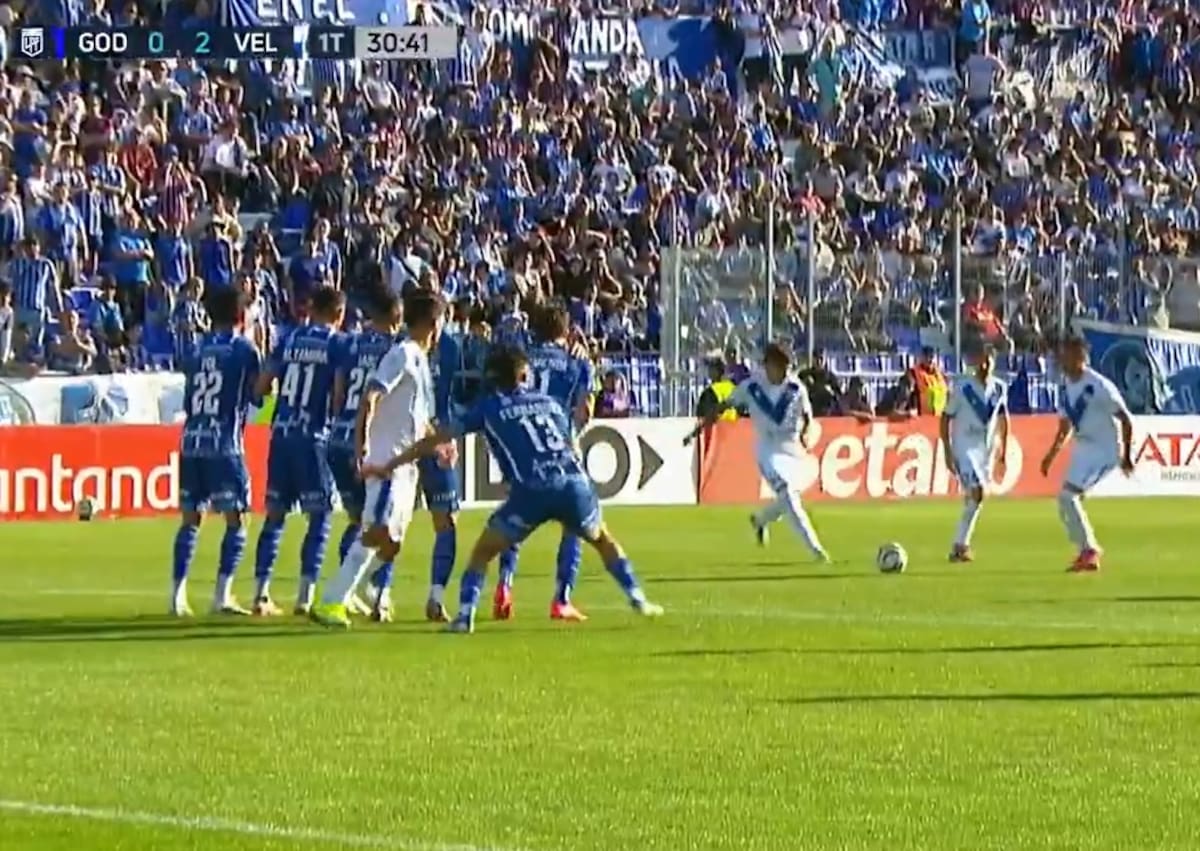 Golazo de Maher Carrizo de tiro libre para el Vélez de Barros Schelotto, que sigue en alza
