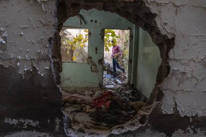 Mahmoud al-Shater camina en su casa destruida en Baba Amr, cerca de Homs. (David Guttenfelder/The New York Times)