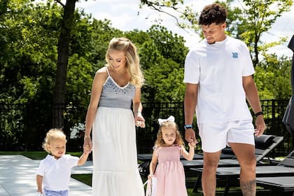 Mahomes comparte su hogar con su esposa Brittany, exjugadora de fútbol y copropietaria del KC Current, y sus dos hijos pequeños