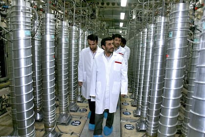 Mahomud Ahmadinejad, entonces presidente de Irán, visita las instalaciones de Natanz en 2008