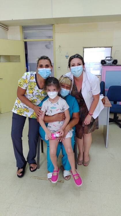 Maia, de 6 años, recibió la primera dosis de la vacuna pediátrica de Pfizer en Montevideo, Uruguay