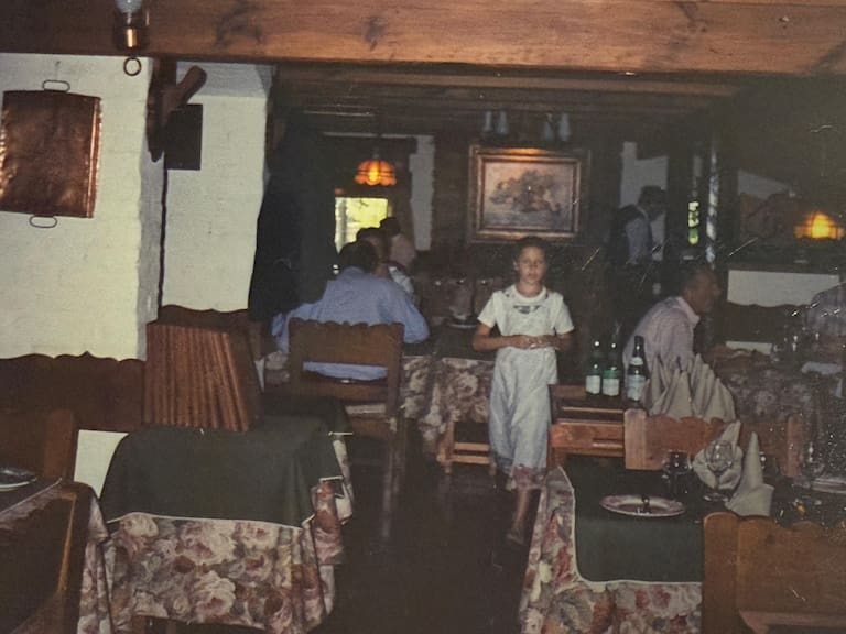 Maia, de pequeña en Kurt y Horacio, el restaurante de los padres