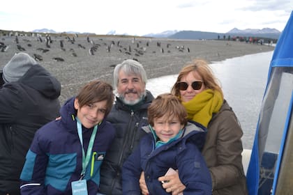 Maia Güemes y su familia en Ushuaia, antes de embarcar
