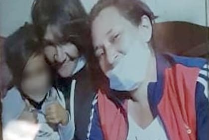 M junto a su mamá y su tía (de izquierda a derecha), luego de ser encontrada por una vecina de Luján