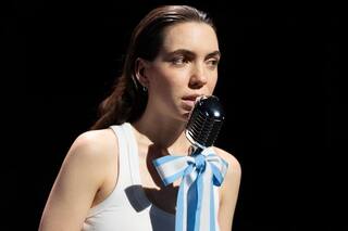 Es argentina, estudió en Yale, se abre paso en Broadway y recibió el apoyo de Jennifer Lawrence