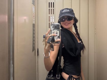 Maia Reficco con un sticker de Franco Colapinto en su celular