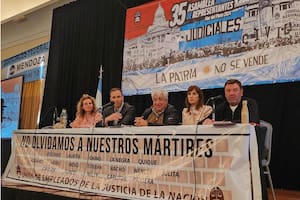Maia Volcovinsky, el fiscal Juan Pablo Curí, Julio Piumato, la fiscal Cecilia Incardona y el juez Ariel Lijo, en Mar del Plata, en un acto del gremio judicial con la consigna "la patria no se vende"
