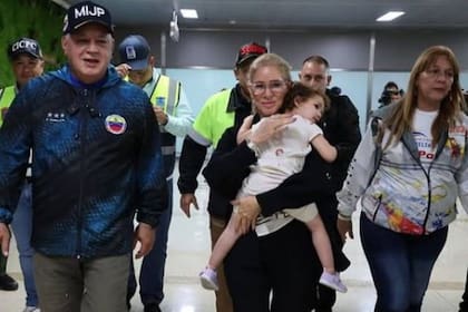 Maikelys Espinoza regresó a Venezuela y fue recibida por la primera dama y el Ministro del Interior Diosdado Cabello