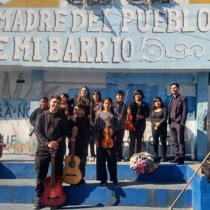 Mailén Ubiedo Myskow junto a algunos alumnos de música en la sede Madre del Pueblo (Foto: @casa_org)