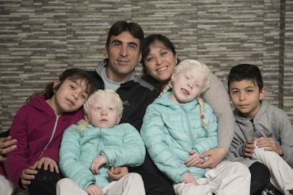 Mailén y Valentina con sus padres, Federico y Patricia, y sus hermanos, Nahiara y Agustín