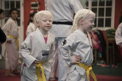Mailén y Valentina practican taekwondo