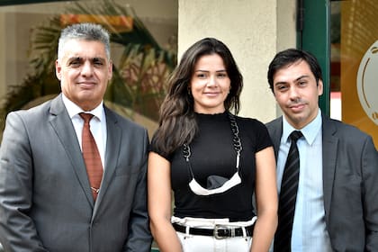 Mailin Gobbo junto a sus abogados, Héctor Silveira (izquierda de la imagen) y Alejandro Stipancic