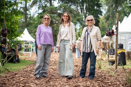 Maine, Iuzzie y Uque Sequeiros, madre jardinera e hijas.