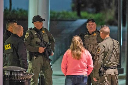 Agentes de la ley armados custodian la entrada de ambulancias al Centro Médico Central de Maine en Lewiston, Maine, temprano el 26 de octubre de 2023.