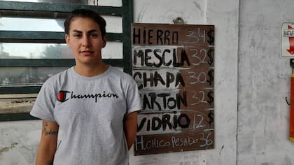 Maira se ocupaba de limpiar una carpintería, pero en septiembre del año pasado se sumó como clasificadora de un galpón que compra y vende materiales recuperados de San Fernando: "Acá gano más"