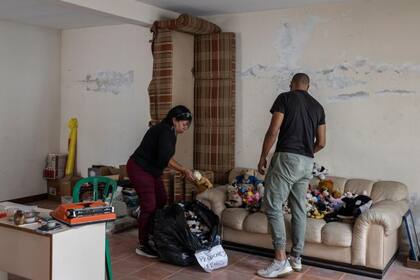 Mairín y su sobrino categorizan y cuentan peluches para luego ser vendidos, desechados o donados