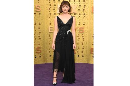 Maisie William, de negro