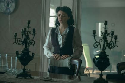 Maisie Williams como Catherine Dior en la serie "The New Look" en Apple TV. La vida de la hermana del diseñador inspiró libros, series e incluso colecciones de moda como la que Maria Grazia Chiuro creó para la primavera 2020 de Dior