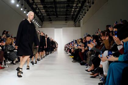 John Galliano, para Maison Margiela, concibió una colección provocativa y muy moderna