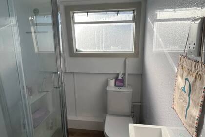 Maisy Dewey y Harrison Kent se mudaron a una casa flotante en Londres