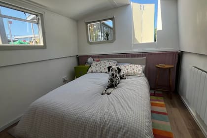 Maisy Dewey y Harrison Kent se mudaron con su mascota a una casa flotante en Londres