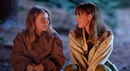 Maisy Stella y Audrey Plaza en Mi yo del futuro