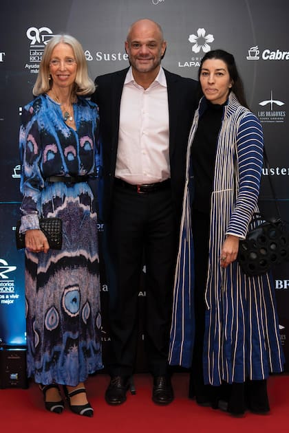 Maita Barrenechea, Gonzalo
Robredo y Carolina Salom.