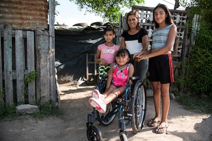 Maite junto a su mamá y dos hermanas