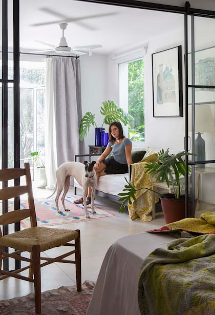 Maite, una de las hijas de Ángeles, posa junto a Perla, la galgo de la familia