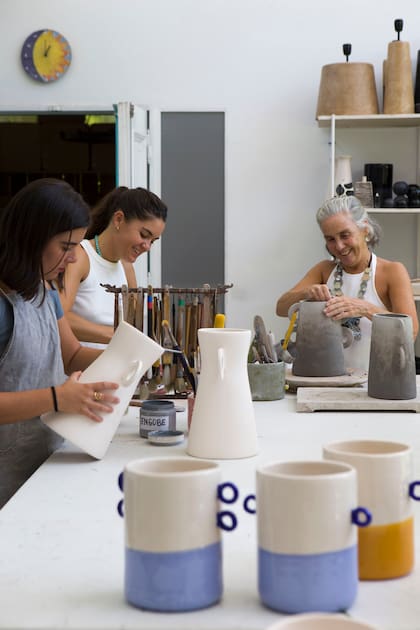 Maite y Miranda Pérez Cobo se criaron en el taller de su madre, Ángeles Castro Corbat. Y siguen trabajando juntas.