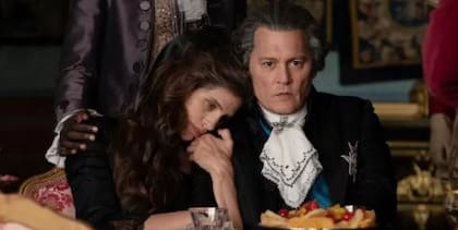 Johnny Depp como Louis XV junto a Maïwenn en la película Jeanne du Barry 