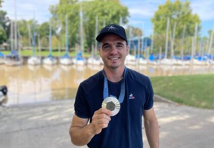 Majdalani, en el Club Náutico San Isidro, con la inseparable medalla plateada obtenida en París 2024 en la clase Nacra 17 (multicasco mixto), junto con Bosco