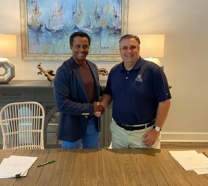 Majed Al Sorour, Director General de Golf Saudi y John Holmes, CEO de Atlas Turf