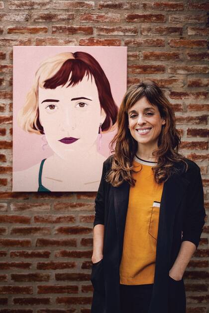 Majo Arrigoni. Con el fin de visibilizar el trabajo de artistas alejados del mercado, retrata a sus jóvenes colegas en gran formato y colores vivos