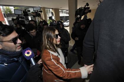 Majo Martino, rodeada por los medios presentes en el lugar