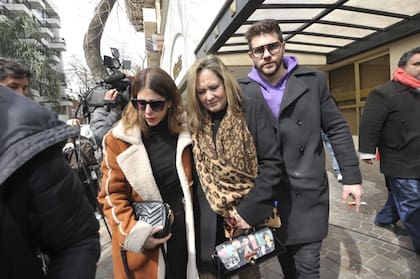 Majo Martino y Locho Loccisano junto a su madre saliendo rumbo a Chacarita
